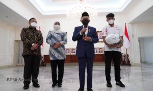 Wakil Presiden Republik Indonesia (Wapres RI) menerima kunjungan pebalap muda asal Magetan, Mario Suryo Aji di Istana Wapres. Kedatangan rider Honda Team Asia tersebut meminta doa sekaligus restu sebelum tampil di ajang Moto3 2022 .(foto:BPMI setwapres)